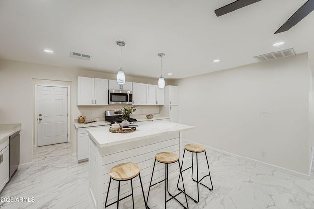 7601 N 40th Drive, Phoenix, AZ 85051