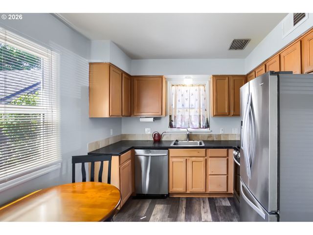 9320 Se YAMHILL St, Portland, OR 97216