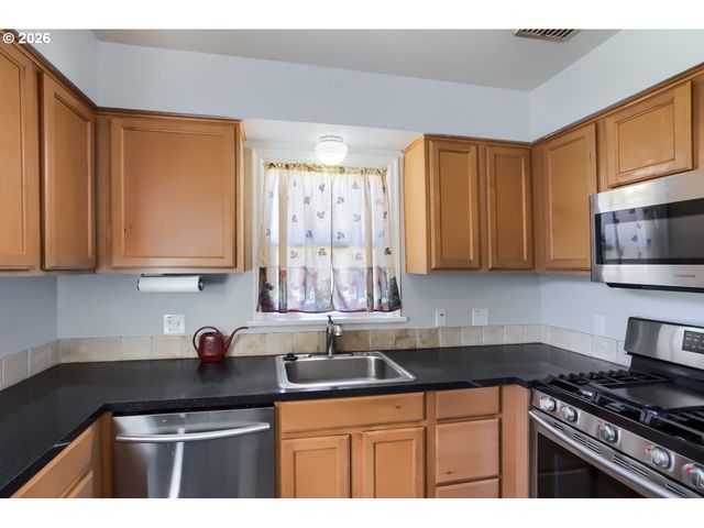 9320 Se YAMHILL St, Portland, OR 97216