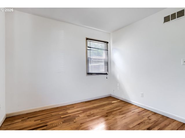 9320 Se YAMHILL St, Portland, OR 97216