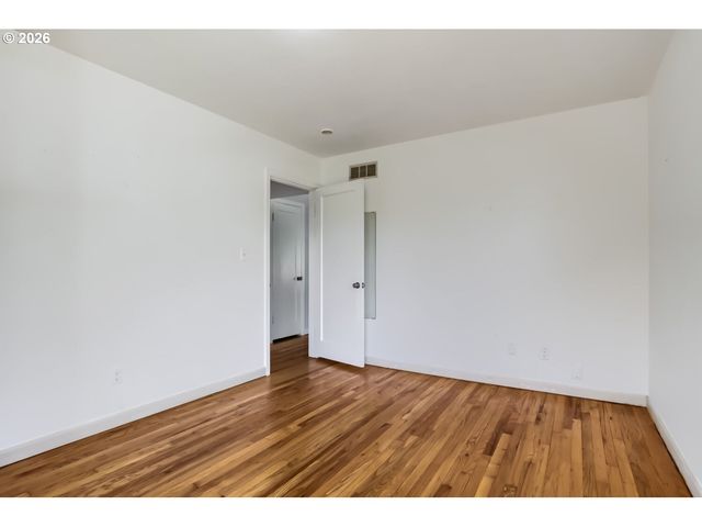 9320 Se YAMHILL St, Portland, OR 97216