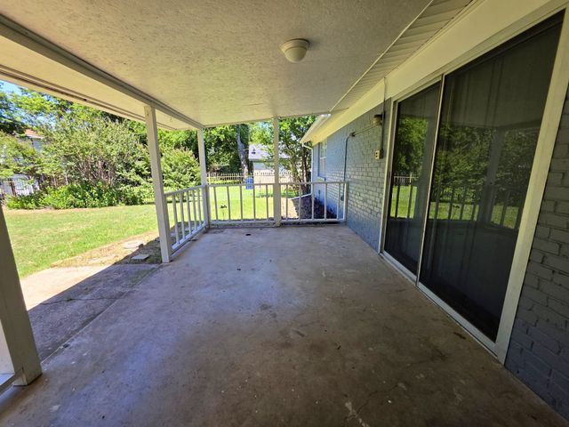 209 E Eller Avenue, Crowley, TX 76036