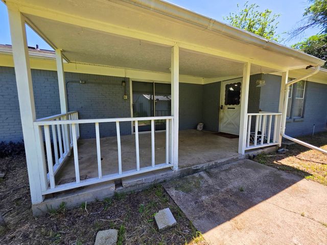 209 E Eller Avenue, Crowley, TX 76036