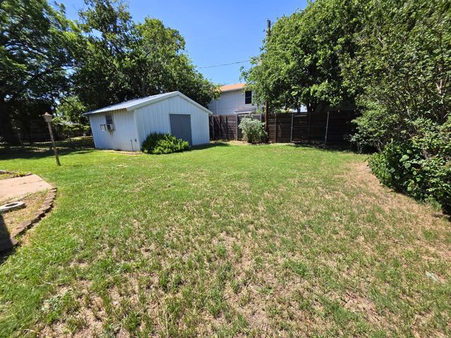 209 E Eller Avenue, Crowley, TX 76036