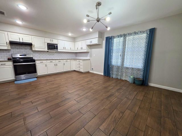 209 E Eller Avenue, Crowley, TX 76036