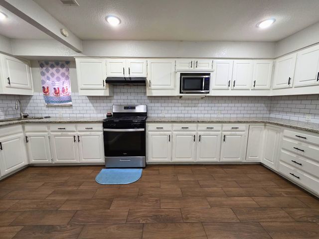 209 E Eller Avenue, Crowley, TX 76036