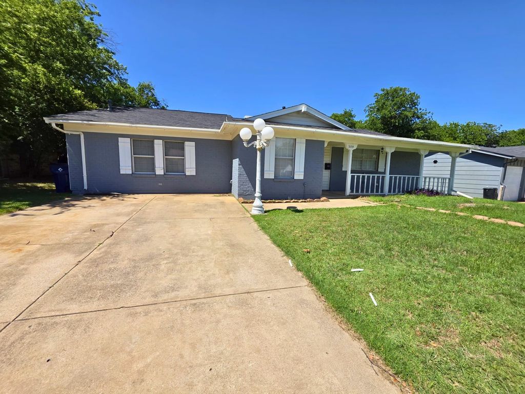 209 E Eller Avenue, Crowley, TX 76036