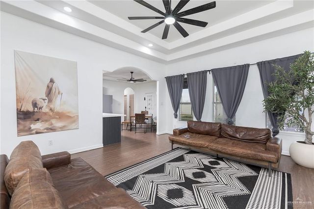 107 E Esperanza Avenue, Mission, TX 78574