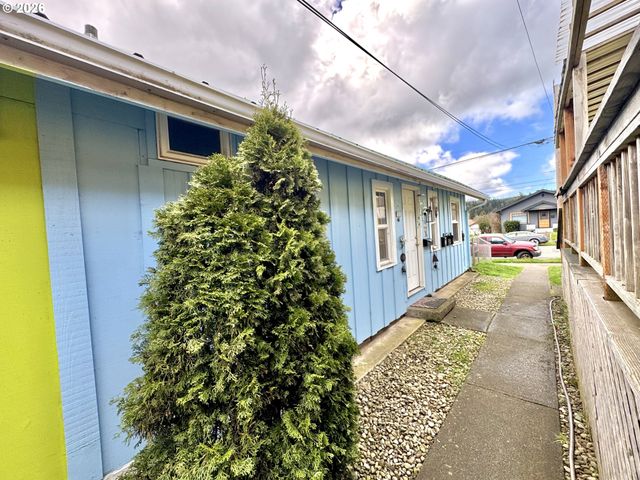 1032 S 4th St, Coos Bay, OR 97420