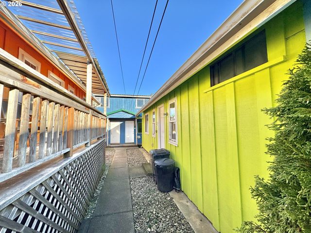 1032 S 4th St, Coos Bay, OR 97420