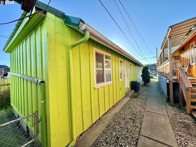 1032 S 4th St, Coos Bay, OR 97420