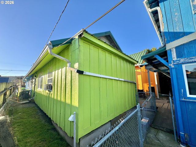 1032 S 4th St, Coos Bay, OR 97420