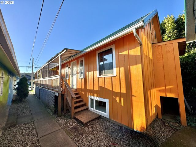 1032 S 4th St, Coos Bay, OR 97420
