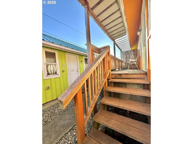 1032 S 4th St, Coos Bay, OR 97420