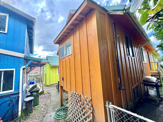 1032 S 4th St, Coos Bay, OR 97420