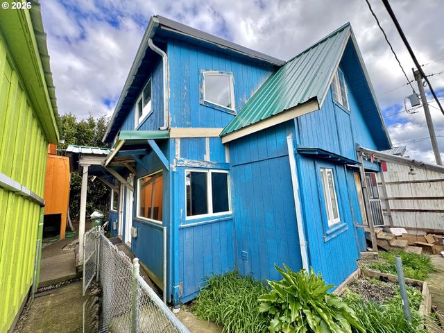 1032 S 4th St, Coos Bay, OR 97420