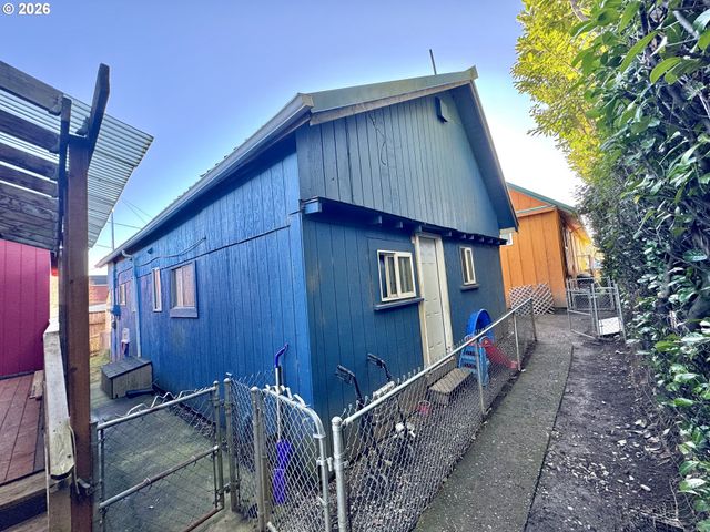 1032 S 4th St, Coos Bay, OR 97420