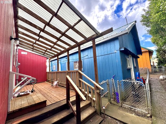 1032 S 4th St, Coos Bay, OR 97420