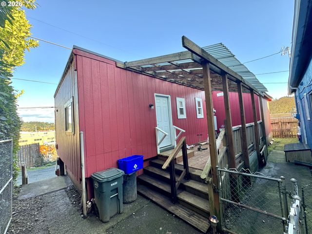 1032 S 4th St, Coos Bay, OR 97420