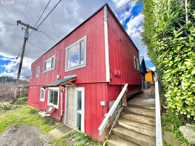 1032 S 4th St, Coos Bay, OR 97420