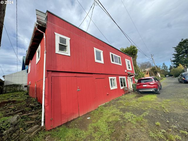 1032 S 4th St, Coos Bay, OR 97420