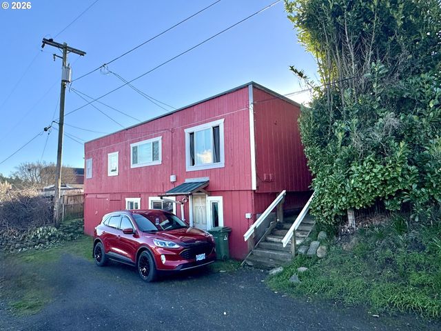 1032 S 4th St, Coos Bay, OR 97420