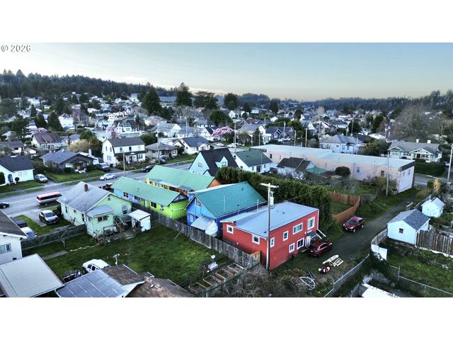 1032 S 4th St, Coos Bay, OR 97420