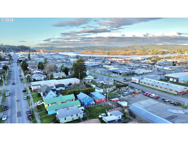 1032 S 4th St, Coos Bay, OR 97420