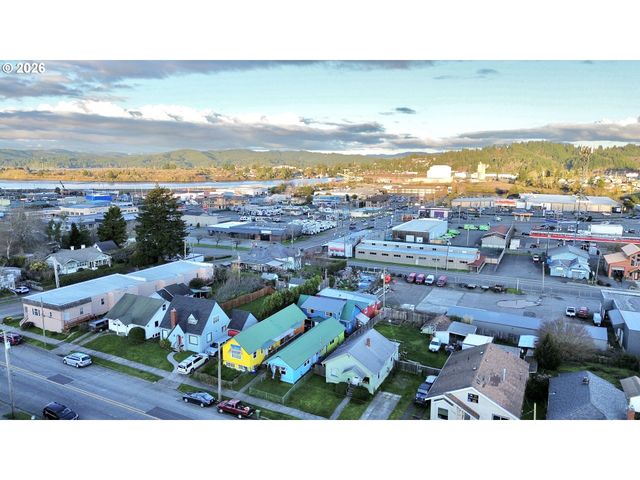 1032 S 4th St, Coos Bay, OR 97420