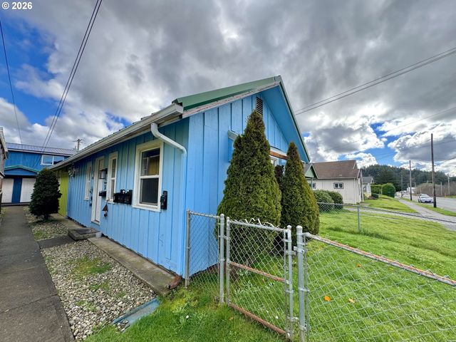 1032 S 4th St, Coos Bay, OR 97420