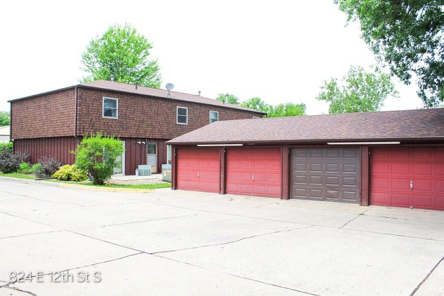 824 & 820 E 12th Street S, Newton, IA 50208