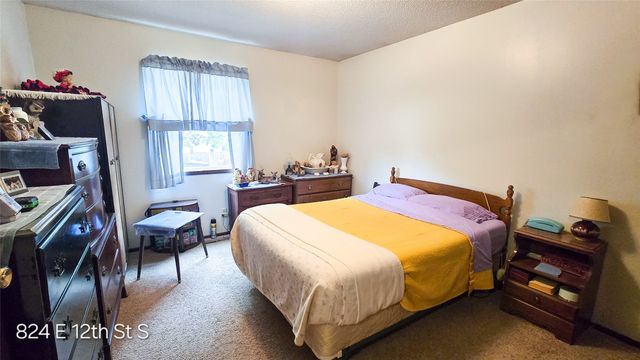 824 & 820 E 12th Street S, Newton, IA 50208