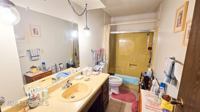 824 & 820 E 12th Street S, Newton, IA 50208