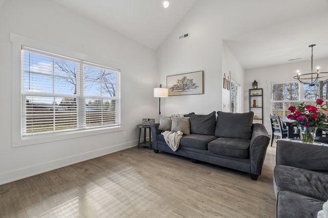 102 Oak Hill Dr, Portland, TN 37148