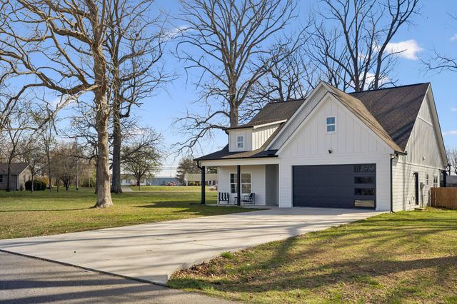 102 Oak Hill Dr, Portland, TN 37148