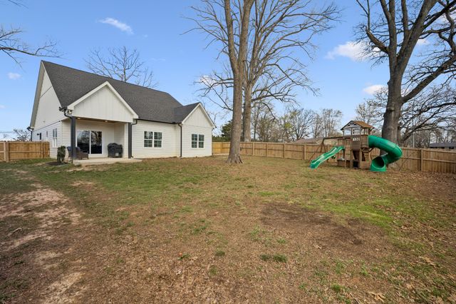 102 Oak Hill Dr, Portland, TN 37148
