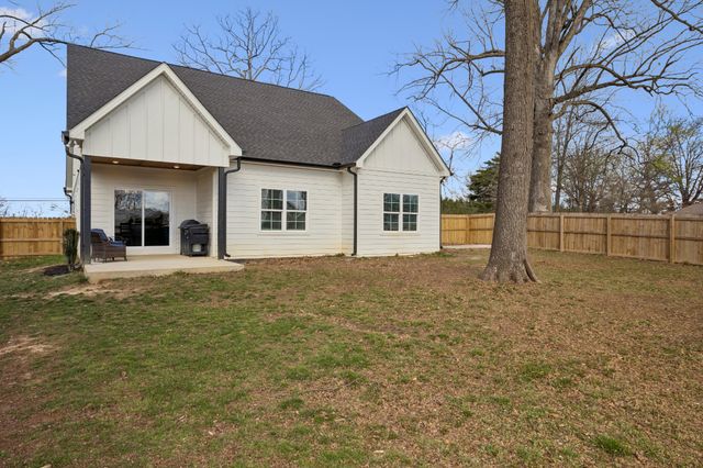 102 Oak Hill Dr, Portland, TN 37148