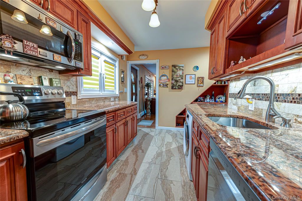 10 William Street, Copiague, NY 11726 — photo 4