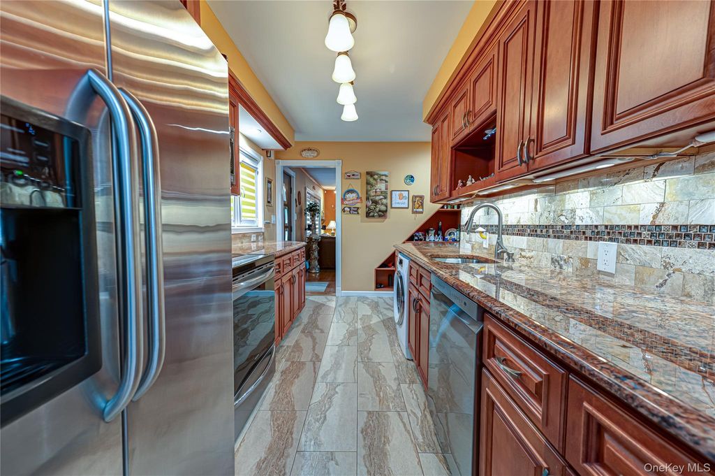 10 William Street, Copiague, NY 11726 — photo 5