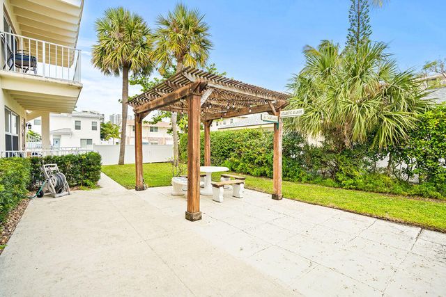 114 Cascade Lane 4, Palm Beach Shores, FL 33404