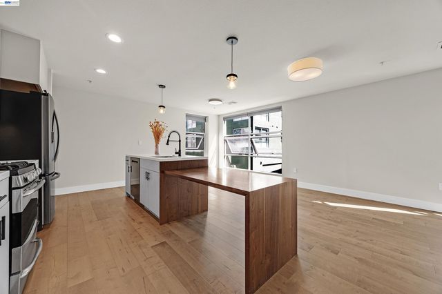 6466 Hollis St 182, Emeryville, CA 94608