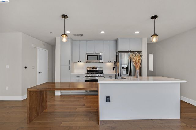 6466 Hollis St 182, Emeryville, CA 94608