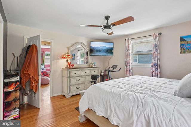 8 ROSE LN, Burlington, NJ 08016