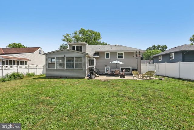 8 ROSE LN, Burlington, NJ 08016