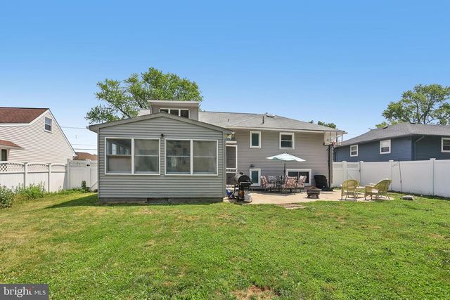 8 ROSE LN, Burlington, NJ 08016