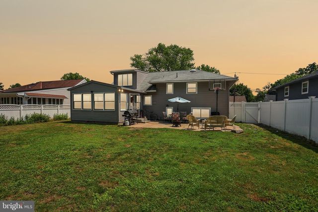 8 ROSE LN, Burlington, NJ 08016