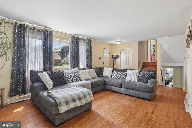 8 ROSE LN, Burlington, NJ 08016