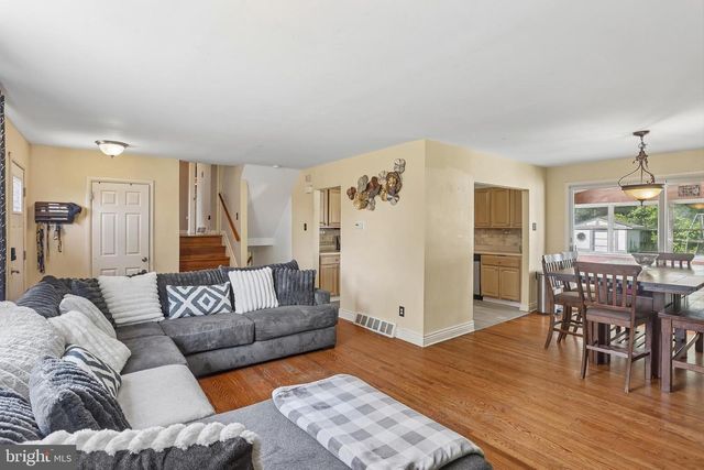 8 ROSE LN, Burlington, NJ 08016