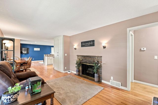 8 6th Avenue NE, Osseo, MN 55369