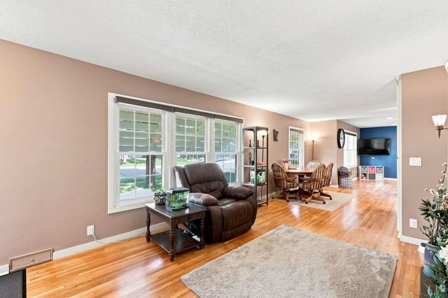 8 6th Avenue NE, Osseo, MN 55369